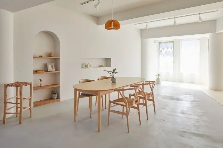 掘り込み棚がある白壁とダイニング