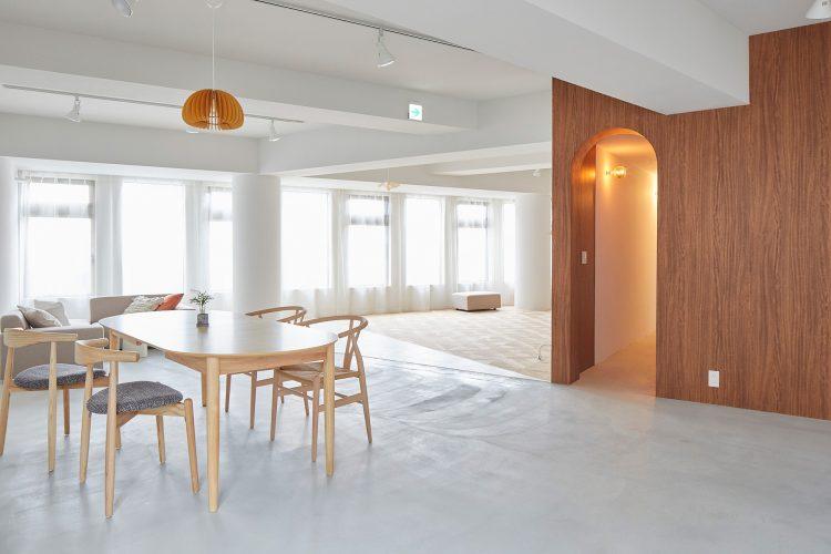 木の壁とダイニング・リビング