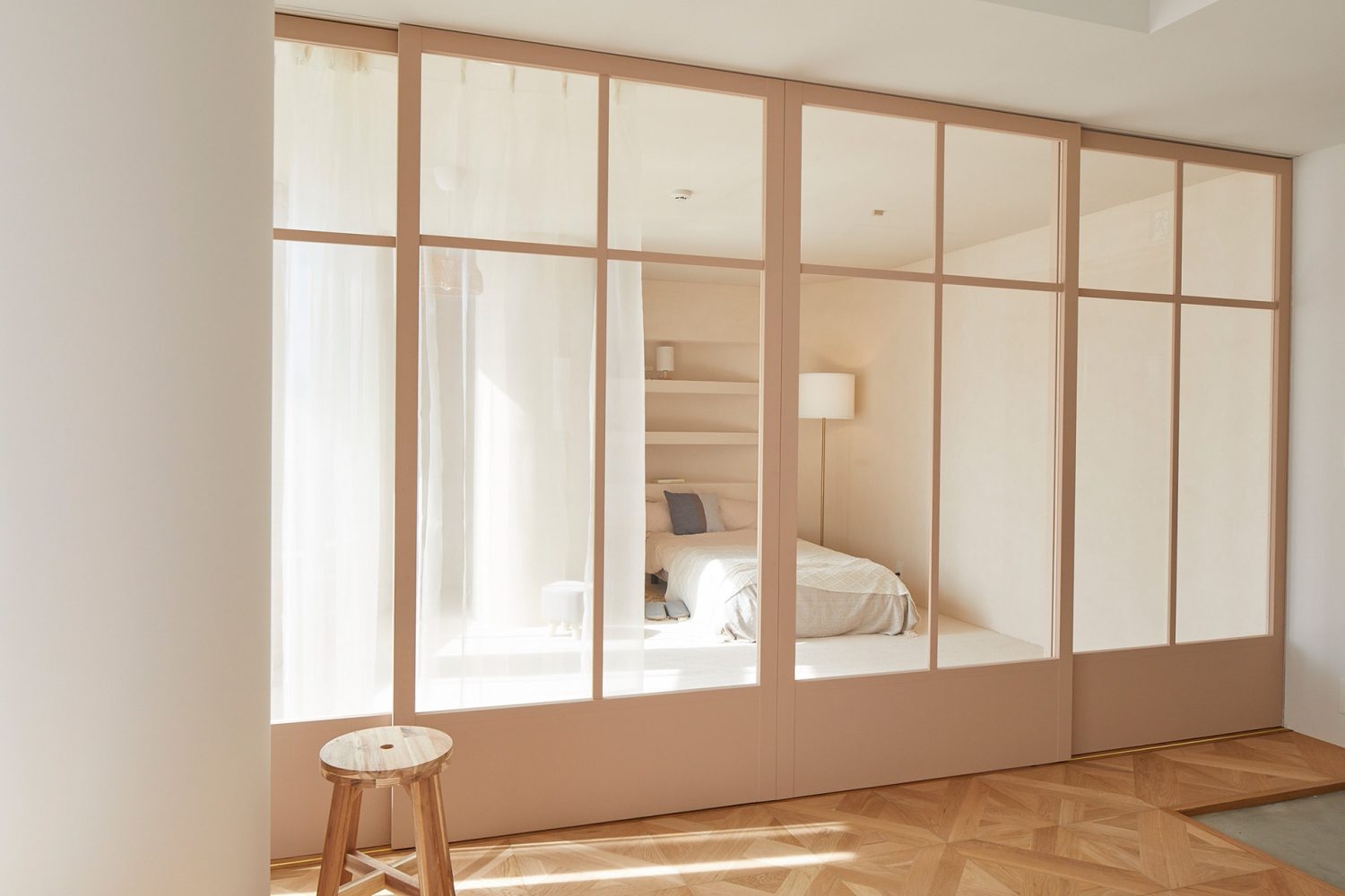 ベッドルームはガラスドアで個室の控室にも