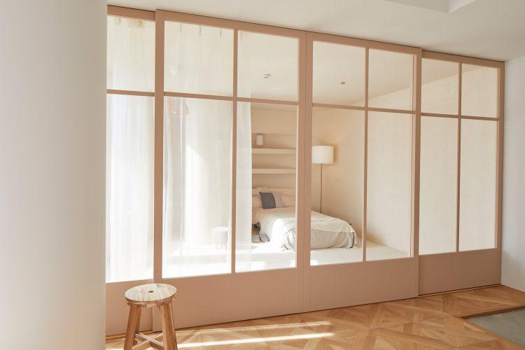 ベッドルームはガラスドアで個室の控室にも