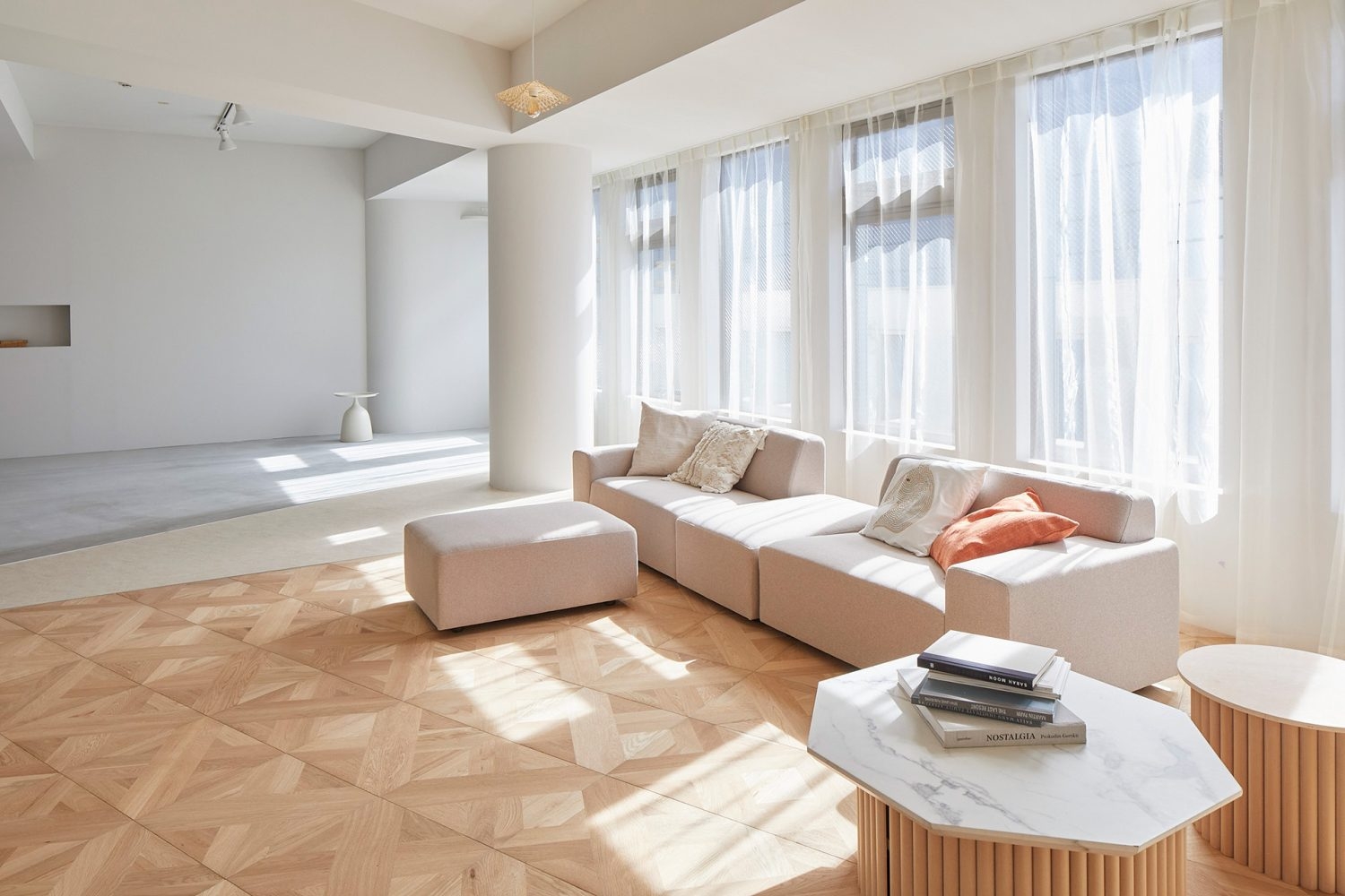 朝の光 / 奥の白壁にもピクチャーレールあり