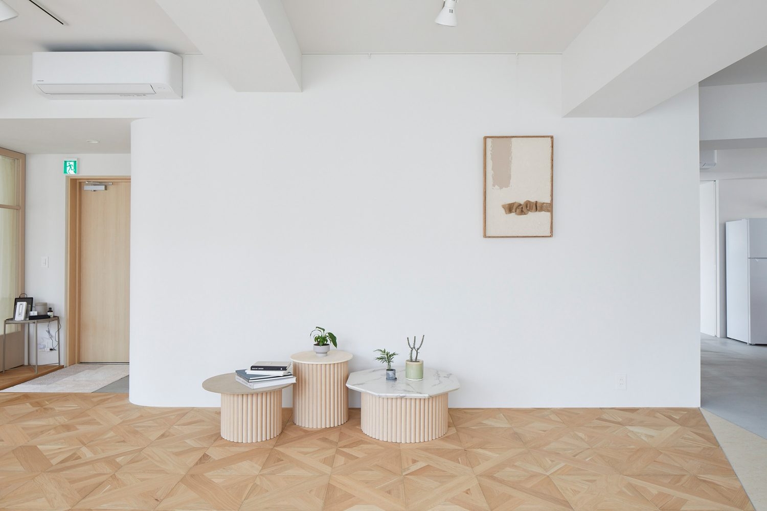 ピクチャーレールでアートや服も吊下げ可