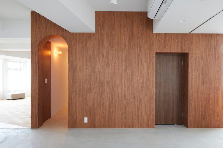 木の壁バックや廊下から出てくるシーンなど