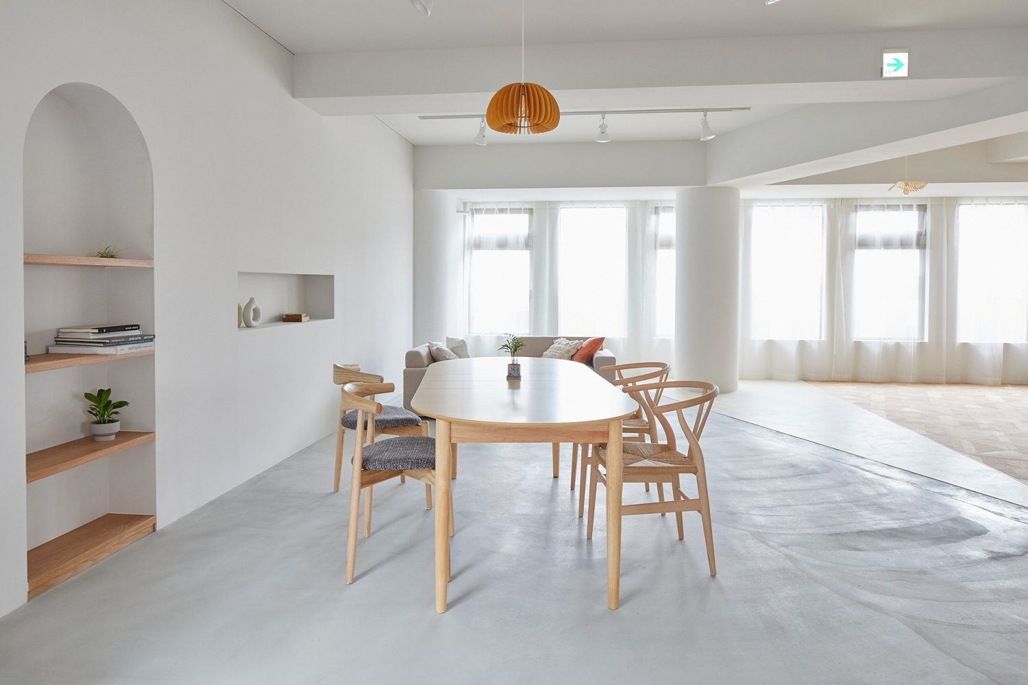 キッチン側からリビングダイニング