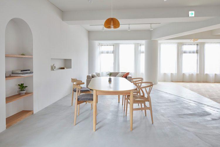 キッチン側からリビングダイニング