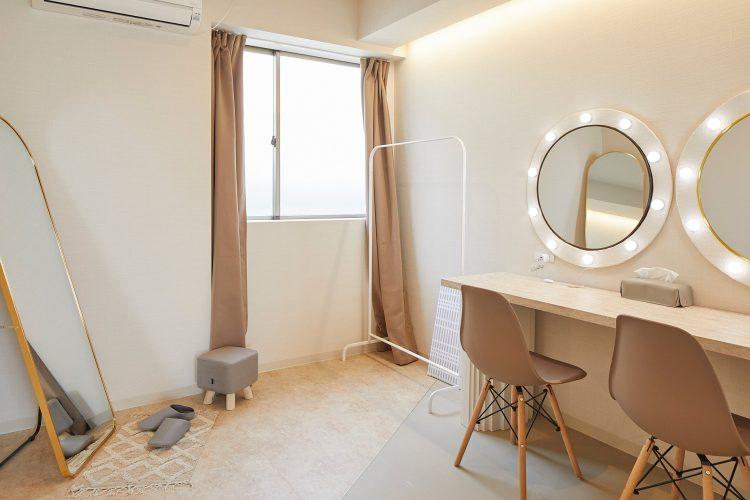 ハンガーや姿見のあるメイクルーム