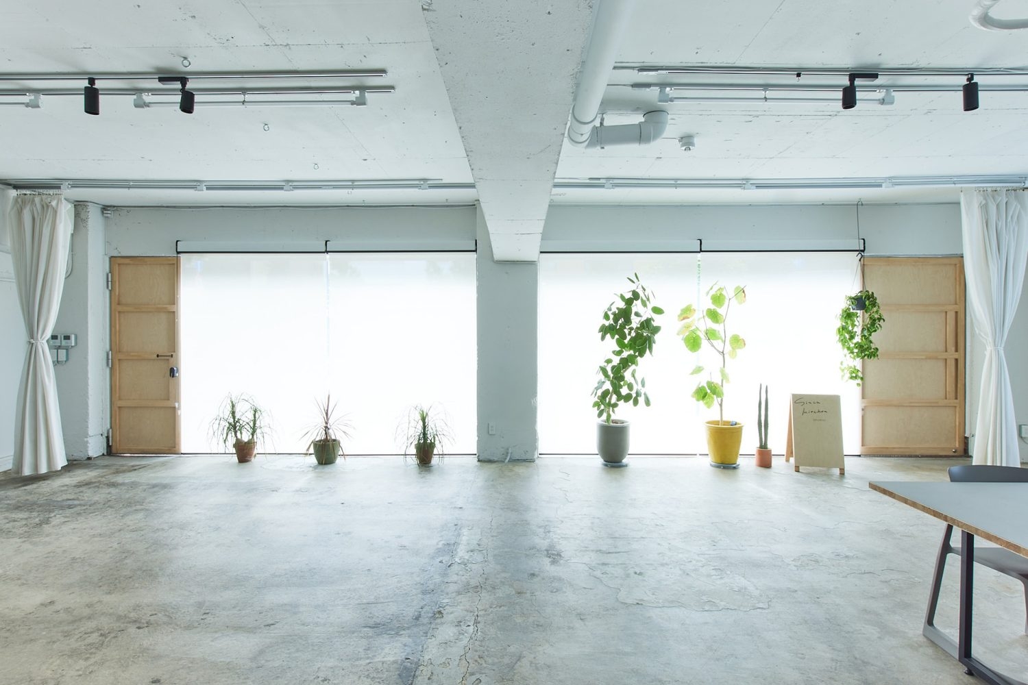 レースカーテンを閉めた状態