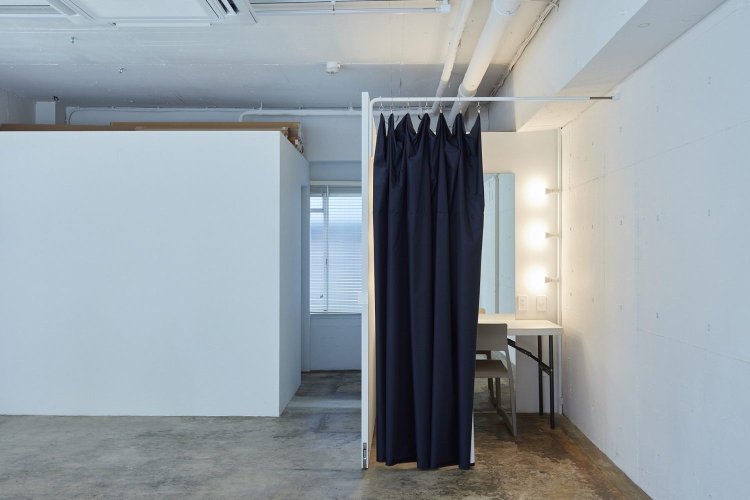 メイクスペースはカーテンで仕切ることが可能