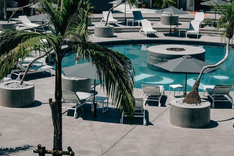 プールサイドもリゾートムードたっぷり