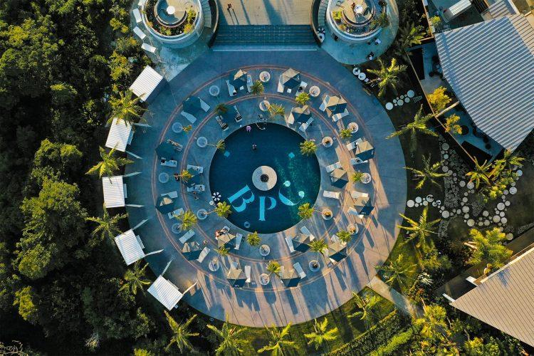 直径約14mの円形プール / アングルを選ばず360°撮影できます