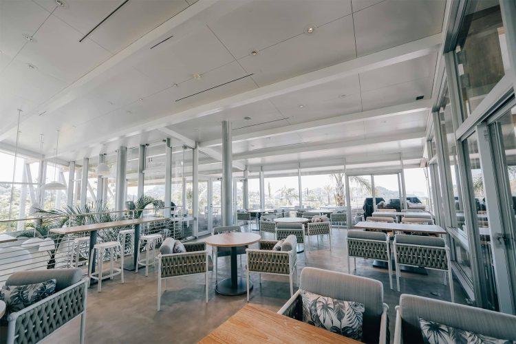 白を基調とした清潔感あふれるダイニング