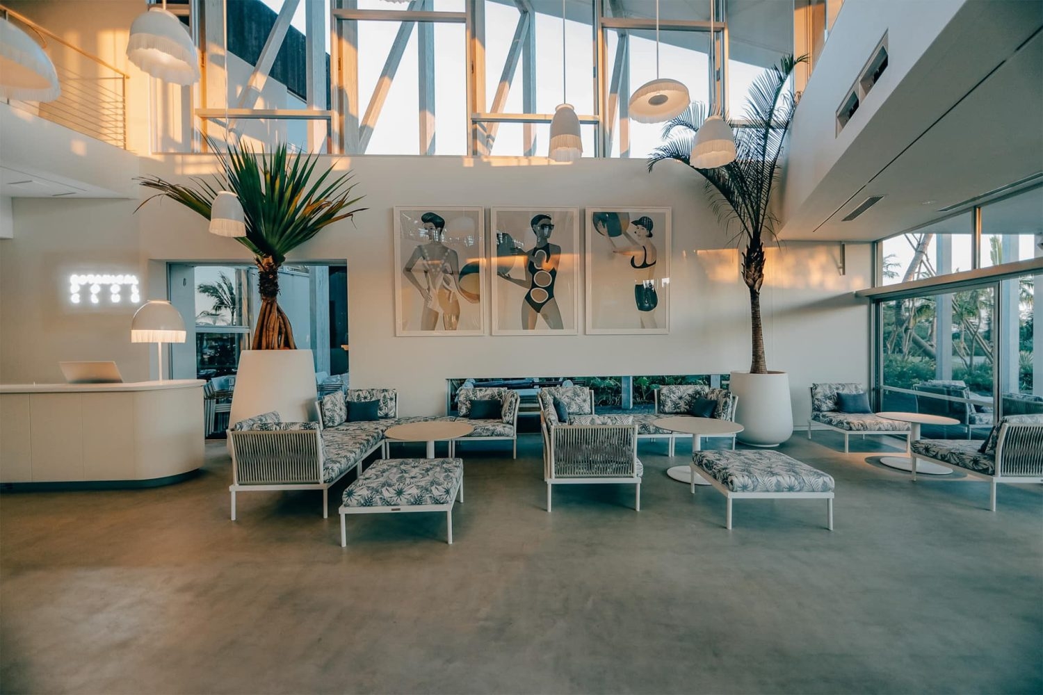 高い天井に壁面のアートが映えるラウンジ