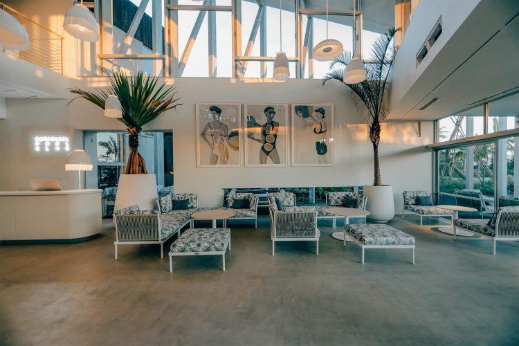 高い天井に壁面のアートが映えるラウンジ