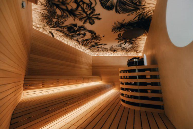 天井までこだわりが見える屋内サウナ