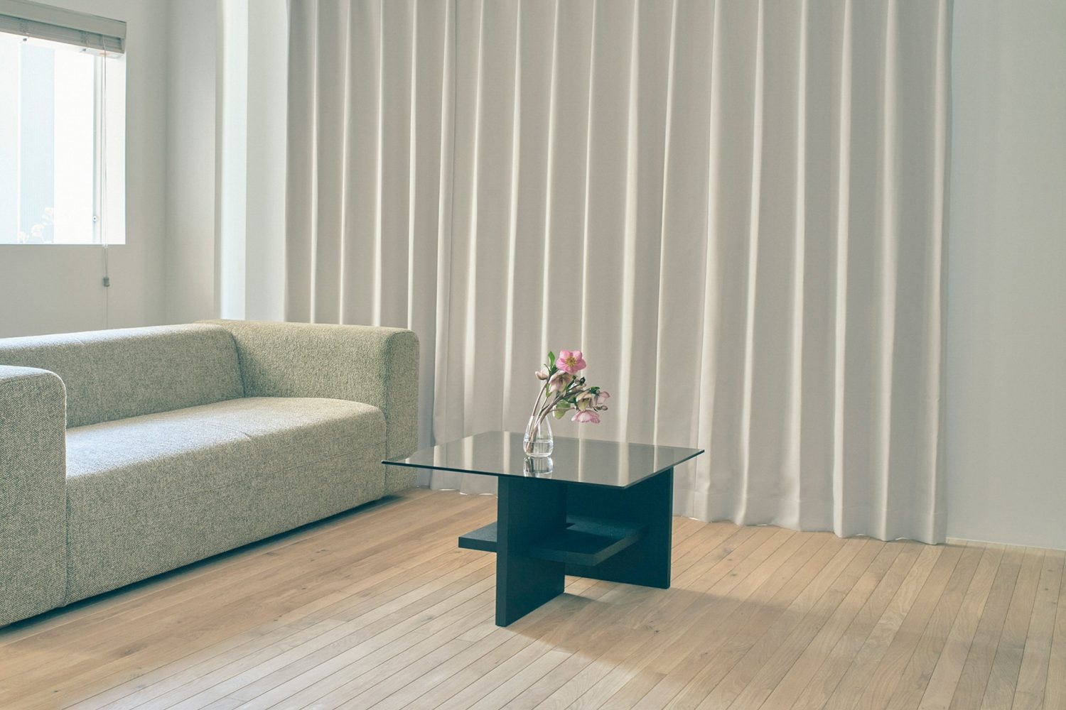 ナチュラルカラーのフローリング/ ソファはHIKE