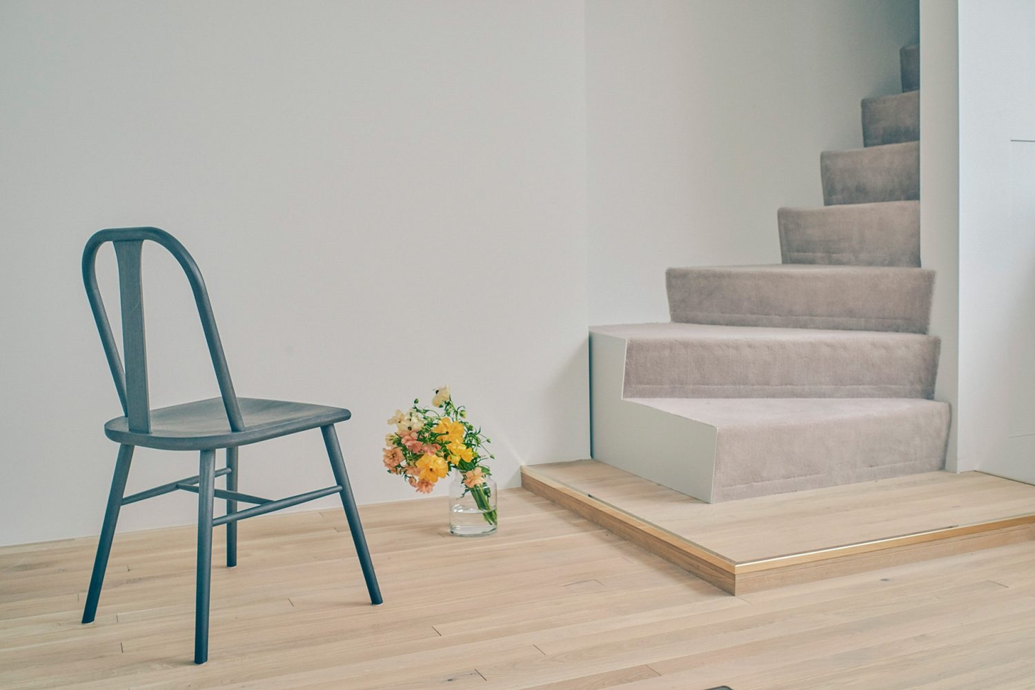 カーペットが敷き詰められた階段