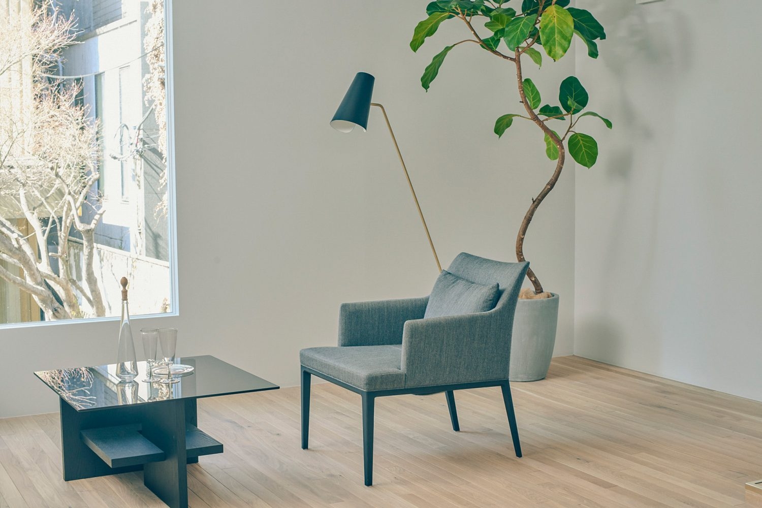 クールな印象の家具でスタイリングも