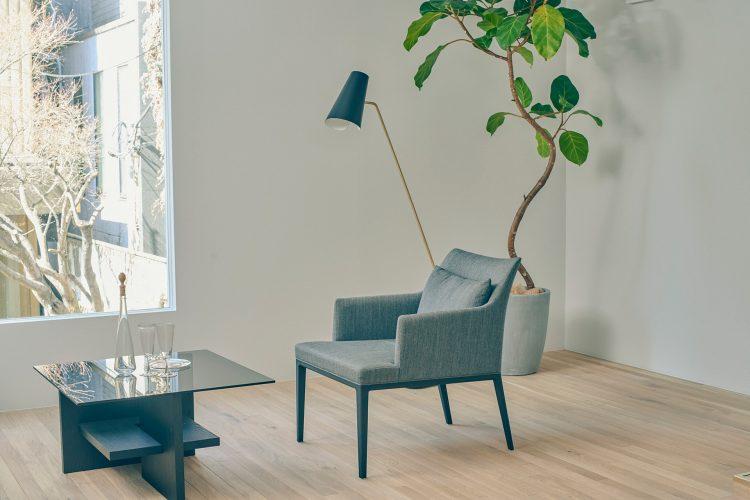 クールな印象の家具でスタイリングも