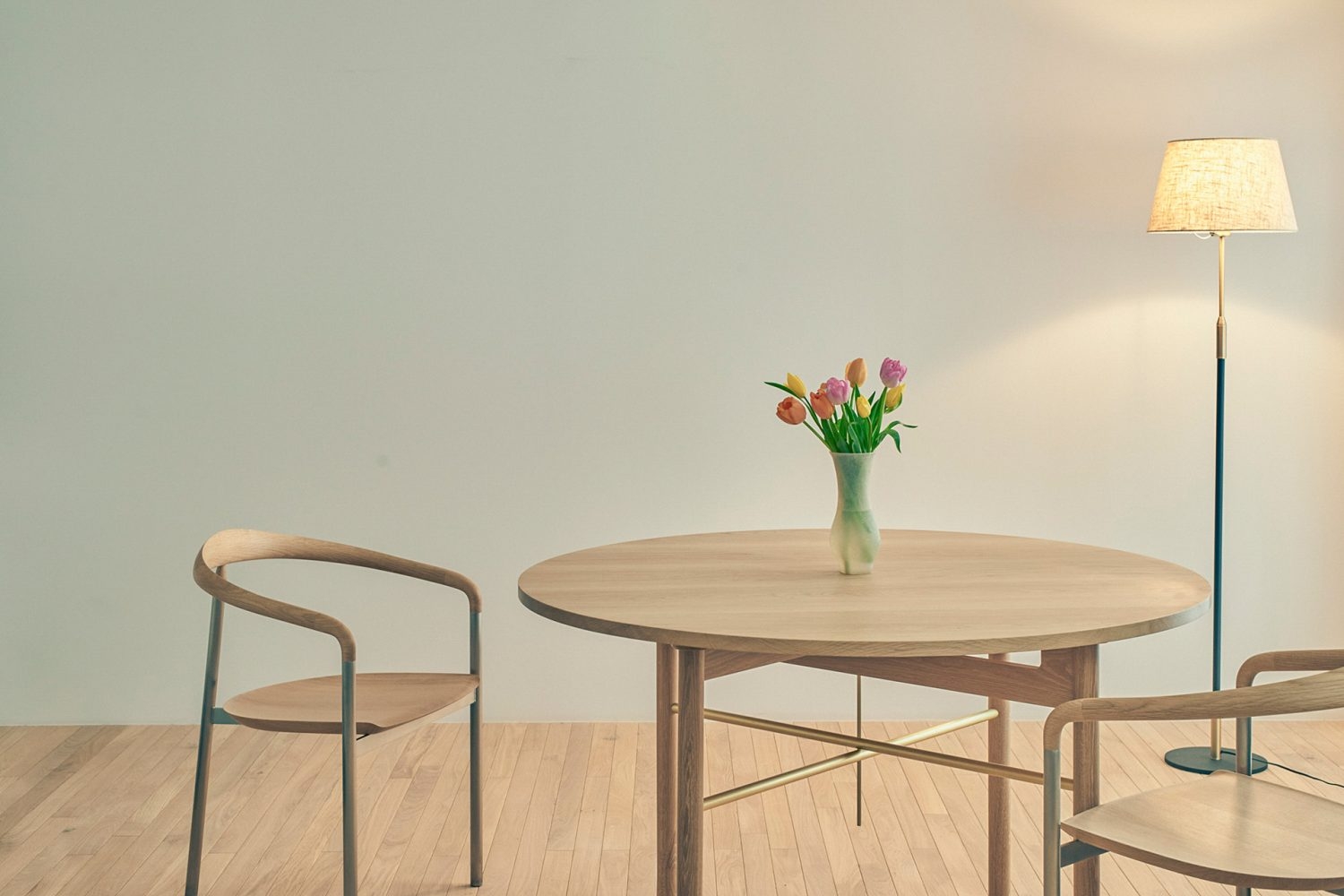 ゆったりとした大きさのダイニングテーブル