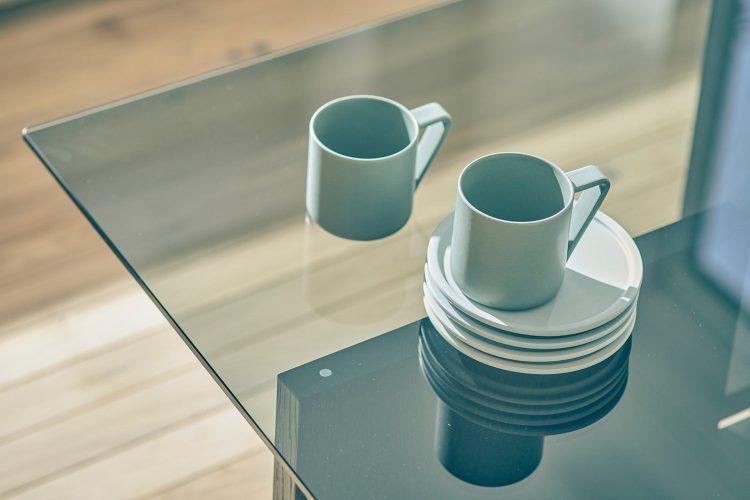 ガラステーブルで爽やかない印象に