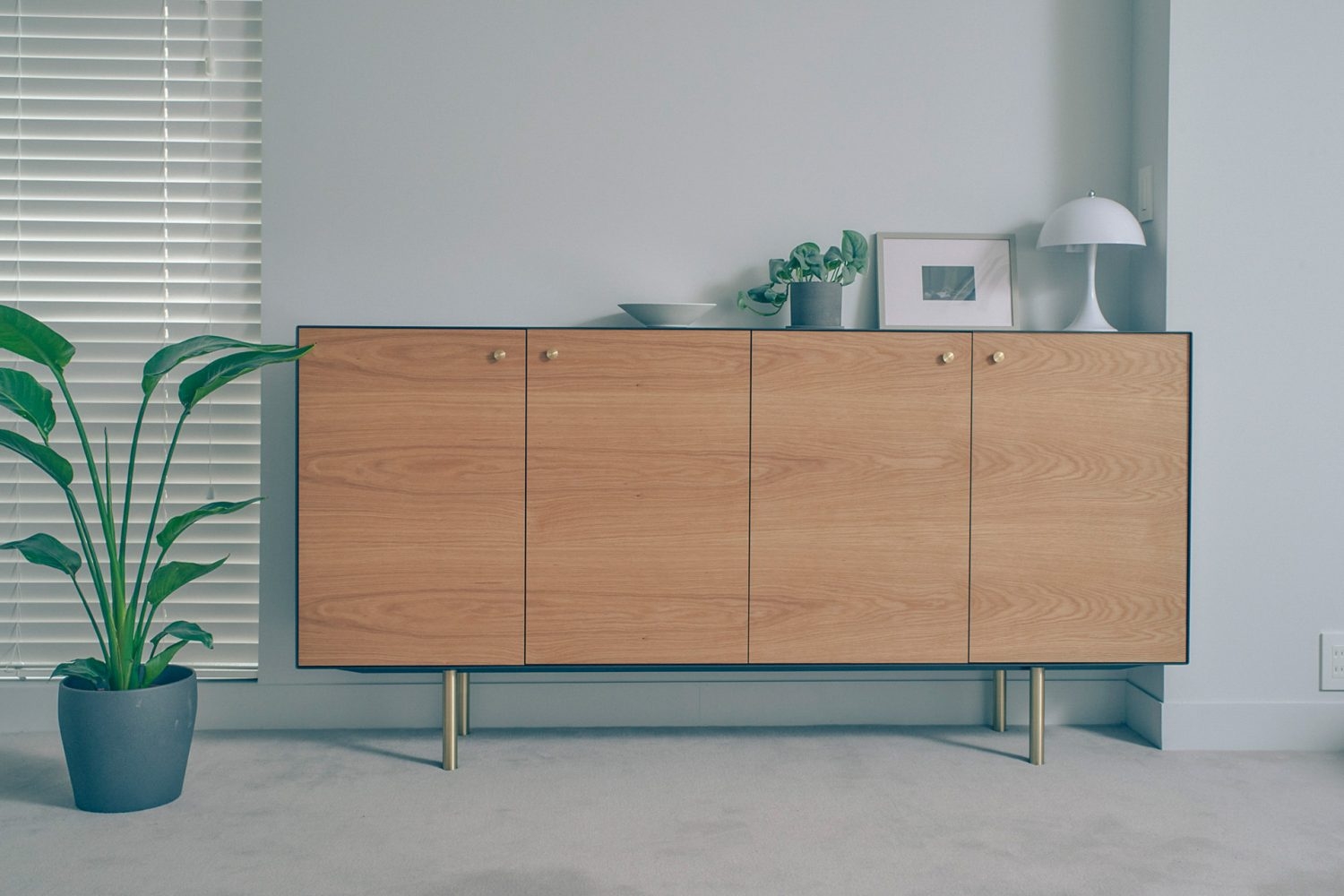 KITA WORKSの足付きキャビネット