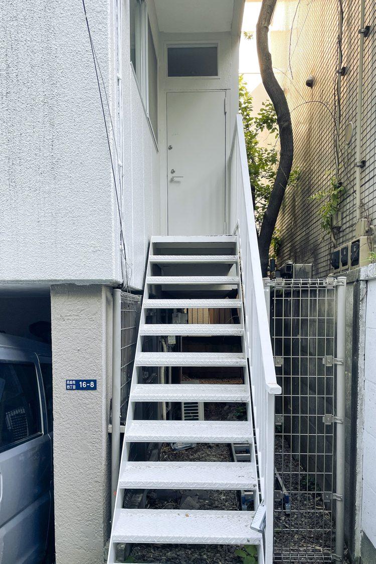 入口は建物向かって右側の階段から