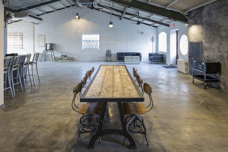 最大天高4.5mの白レンガ面