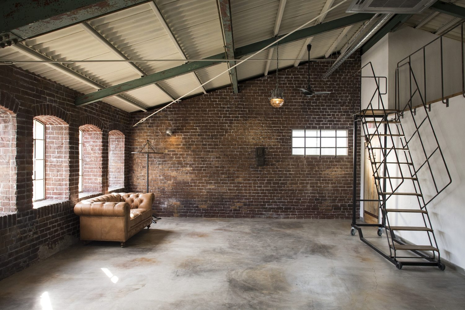 重厚感のある赤レンガ面