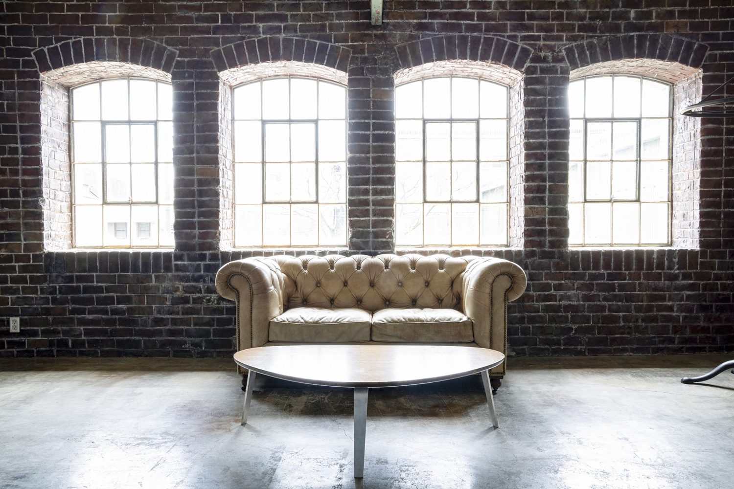 4つのアイアン格子窓