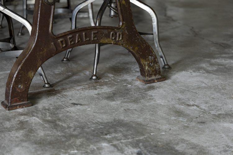 無骨なコンクリート床