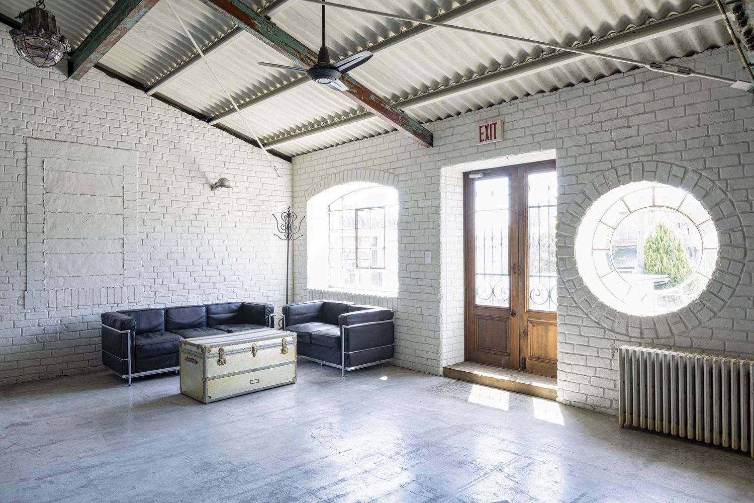 個性ある表情の白レンガ