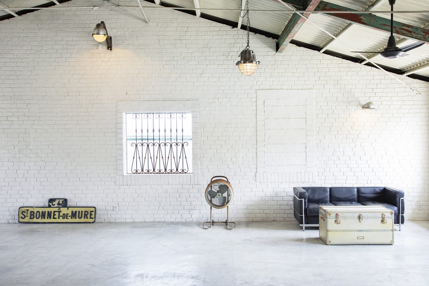 東側一面の広々とした白レンガ