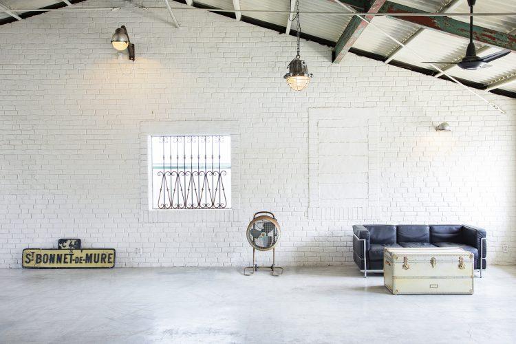 東側一面の広々とした白レンガ