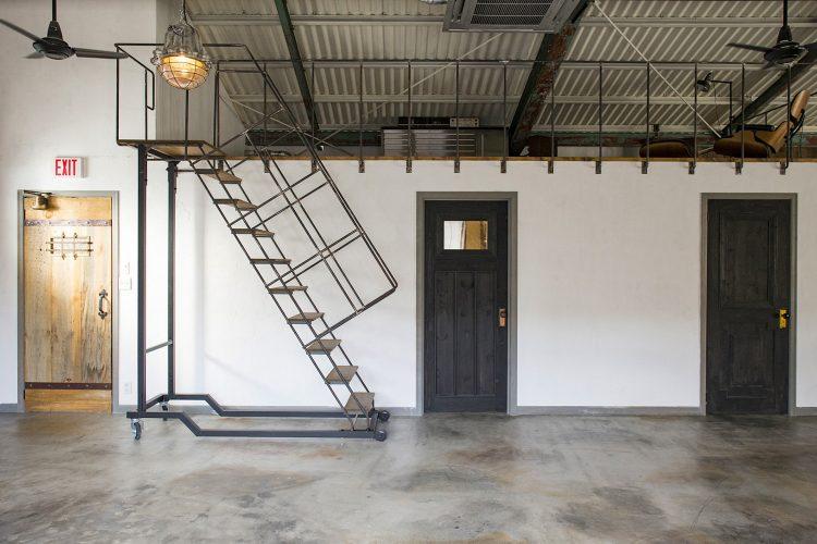 移動可能なアイアン階段