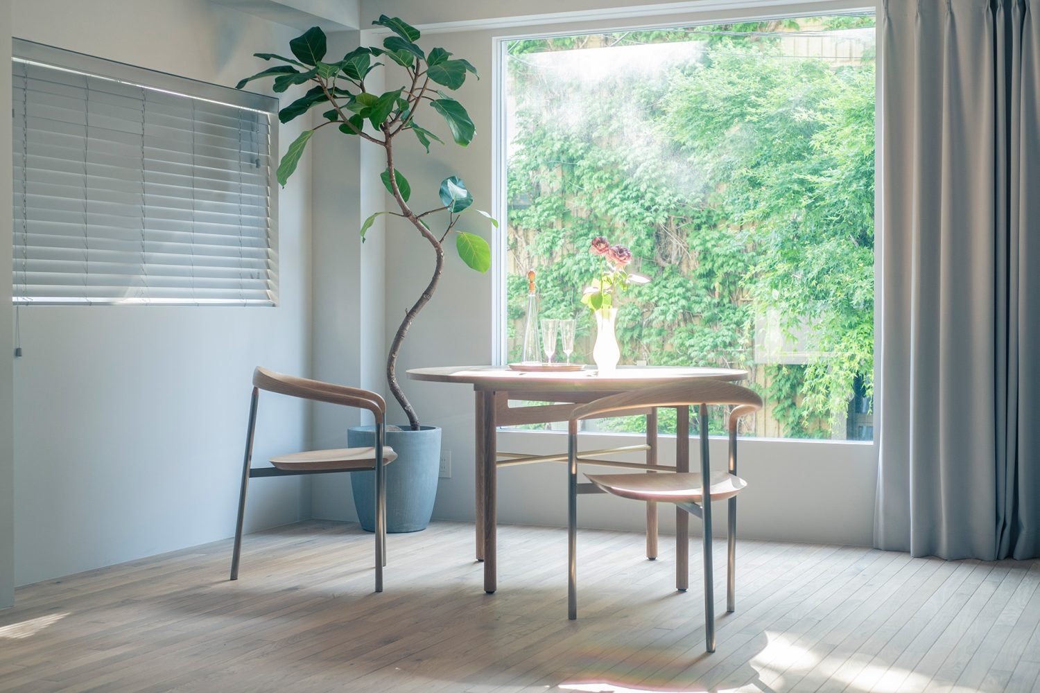 景色を切り取ったような大きな窓