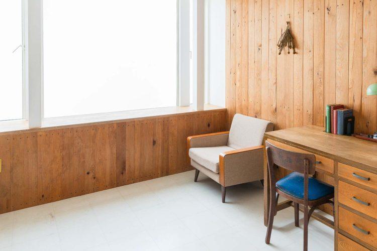 大きな窓と明るい室内