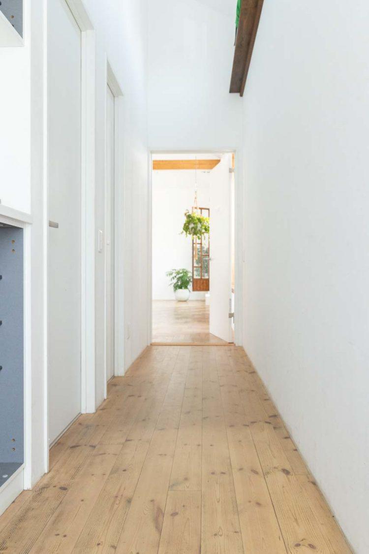 天井高4m以上の長い廊下