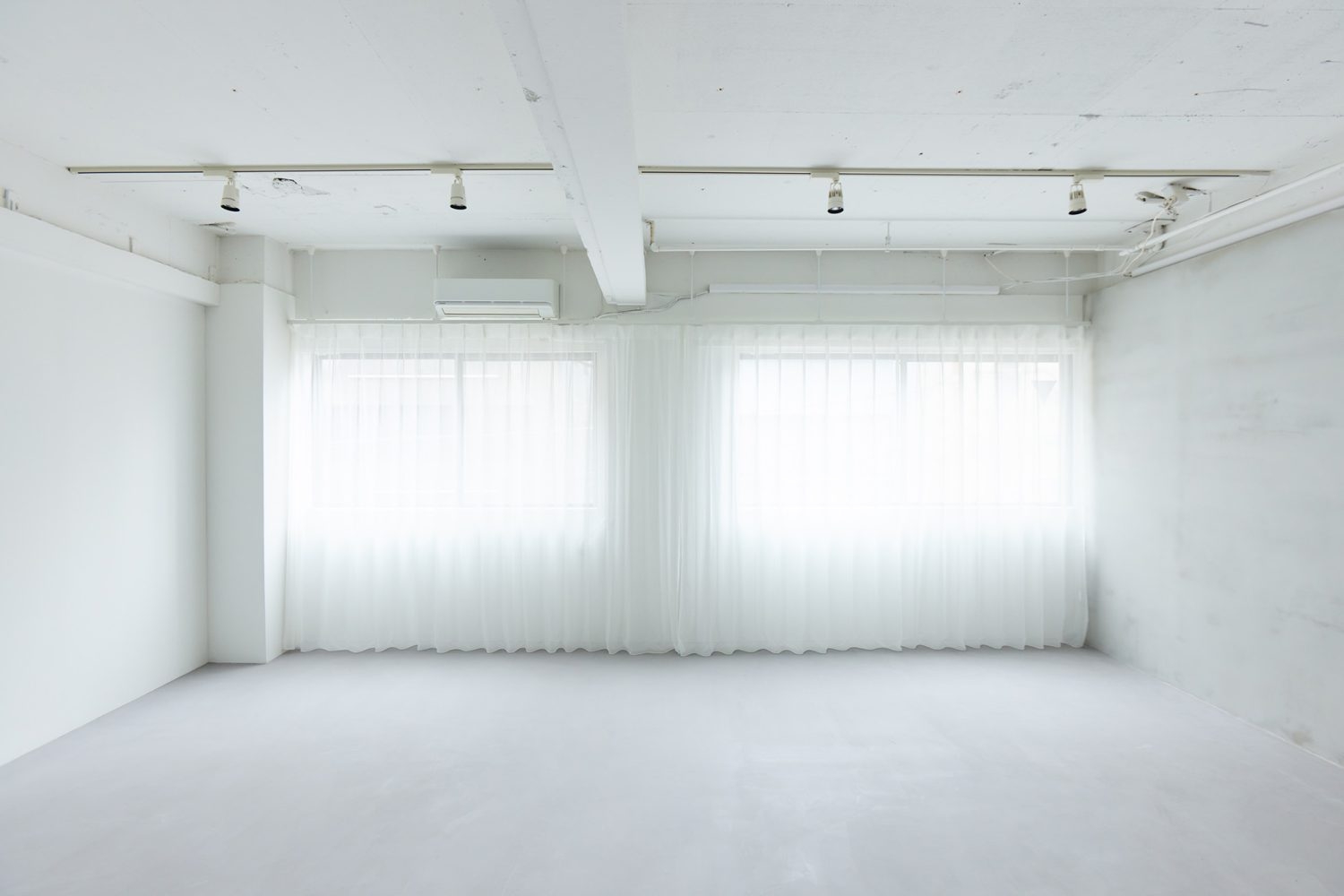 3F 白壁とモルタル壁