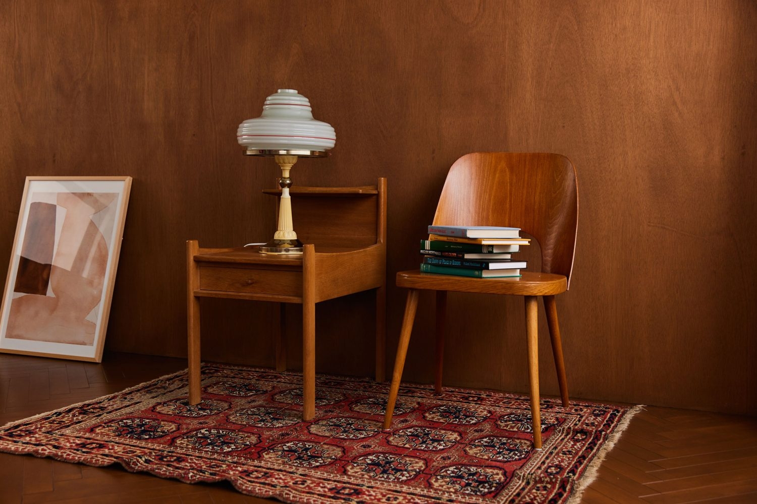 ヴィンテージ家具が並ぶ室内