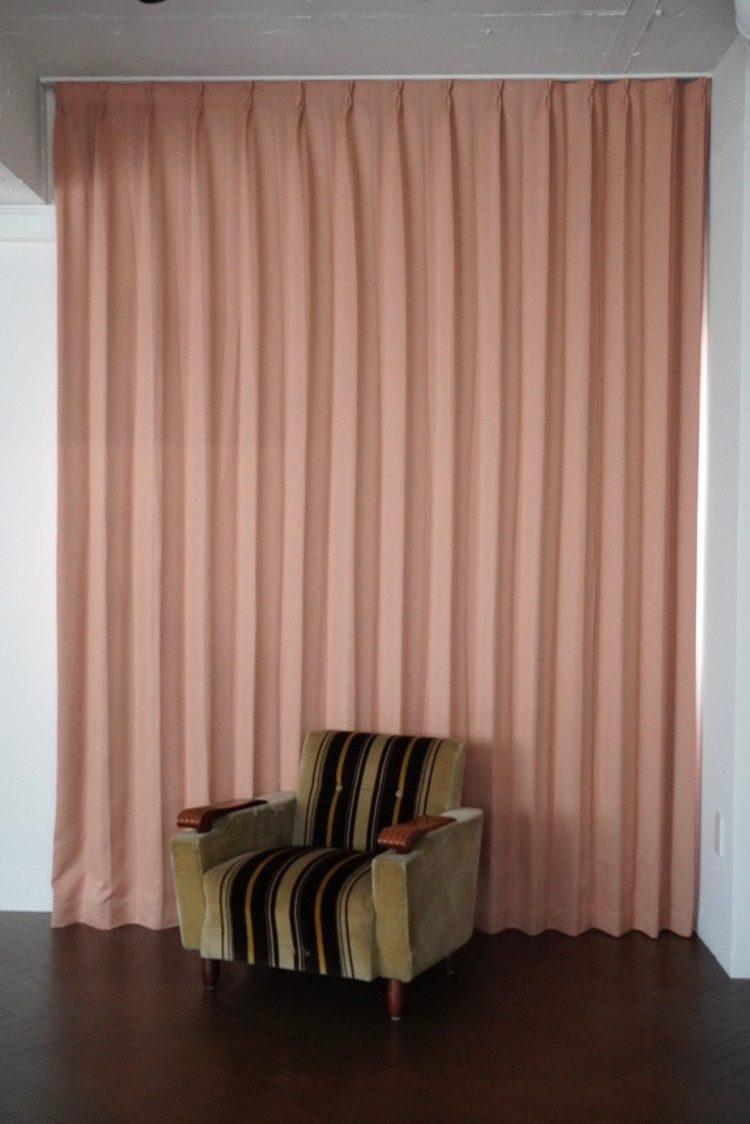 暖色のカーテンを背景に