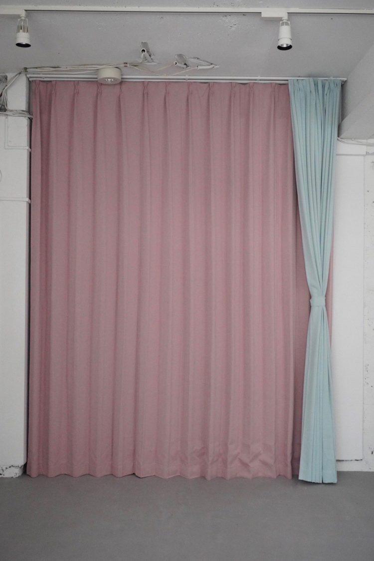 カーテンで背景を変えて撮影可能(ピンク)