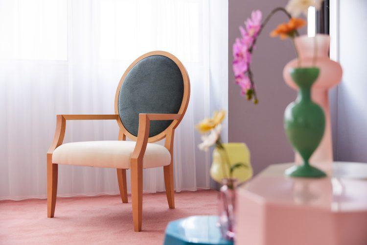 ポップでかわいらしい印象の家具や小物