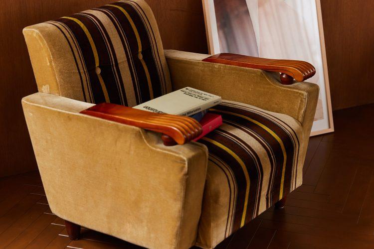 肘置きが印象的なベロアのソファ