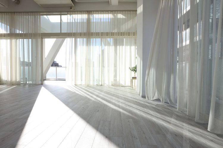 カーテン越しのやわらかな光