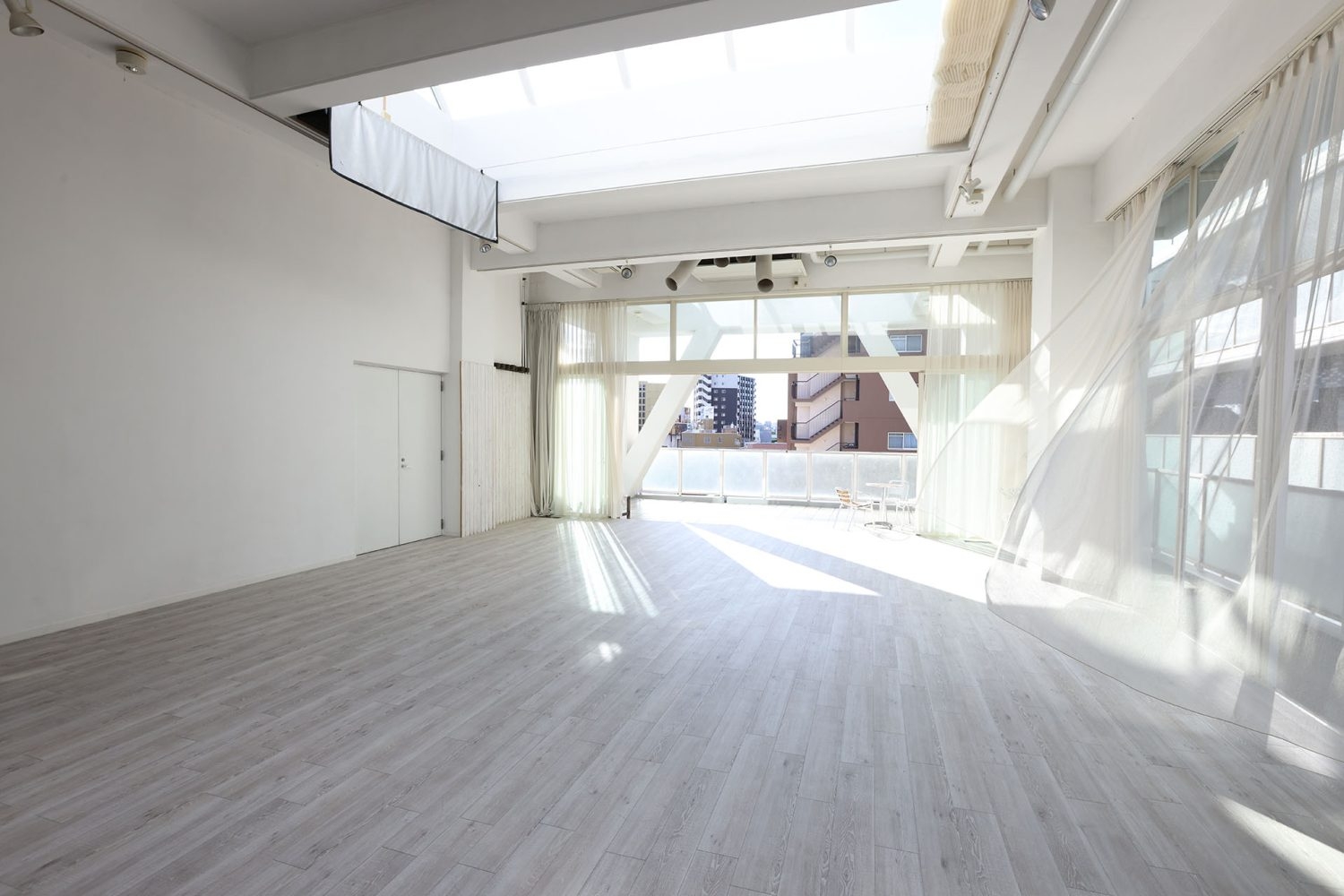 北側の白壁と白木のパネル壁