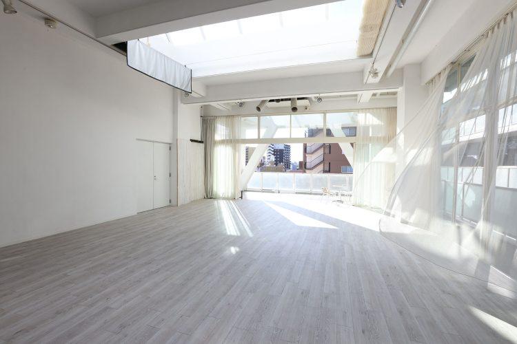 北側の白壁と白木のパネル壁