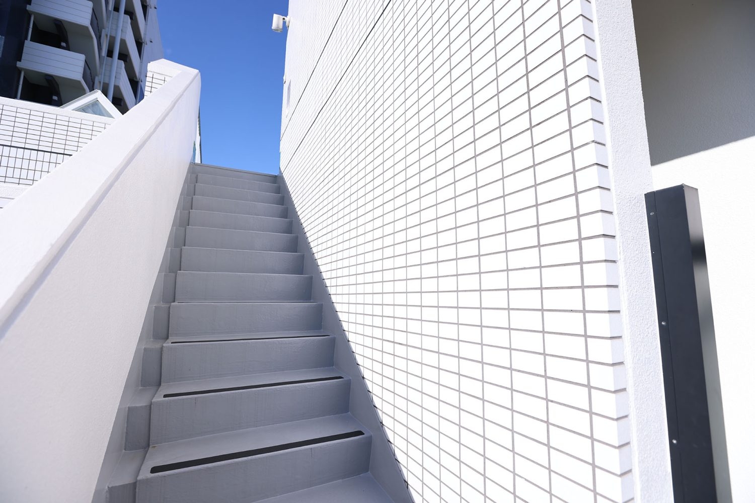 タイルの外壁と階段