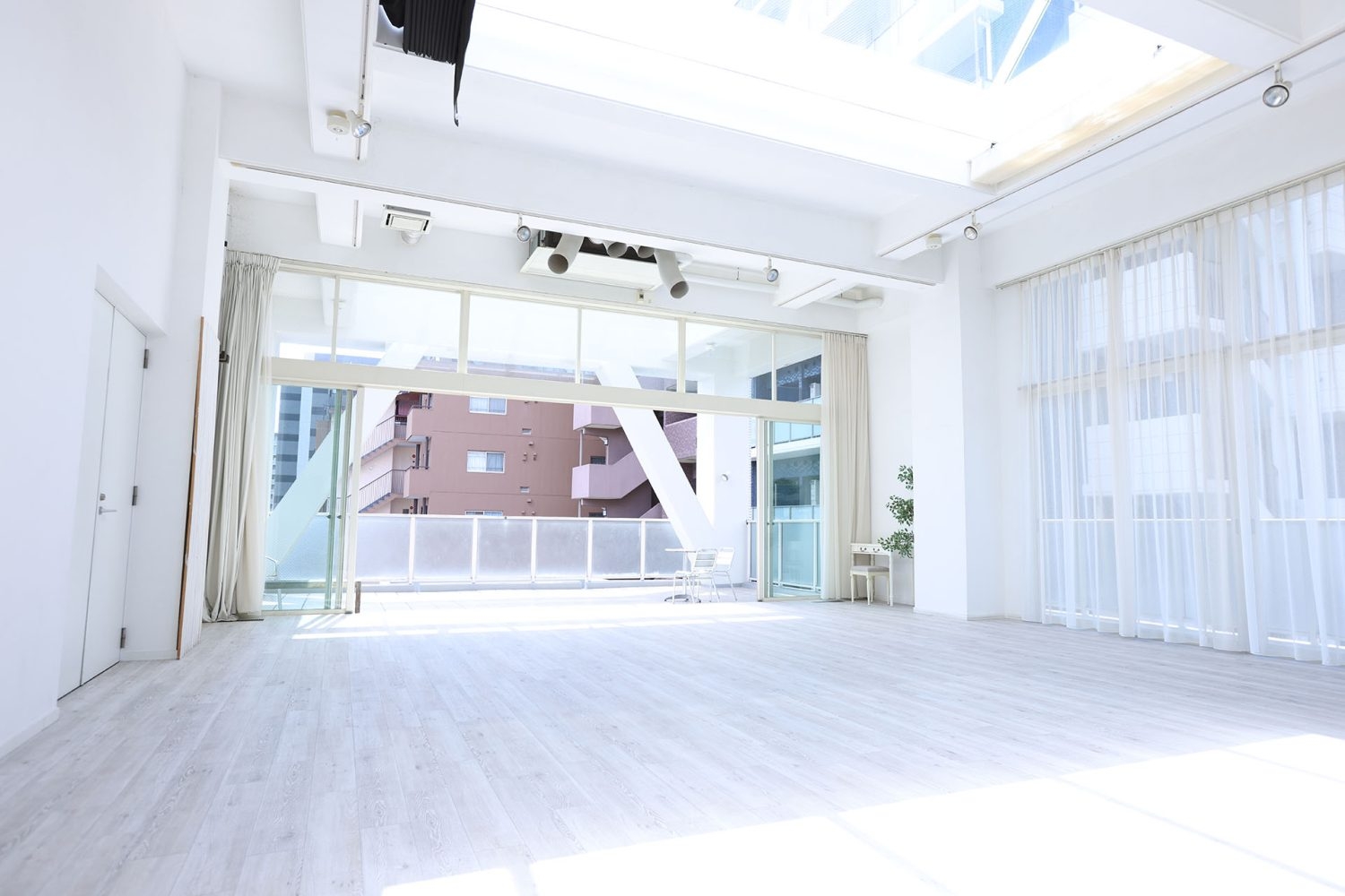 東側テラスはスタジオからフラットにつながる