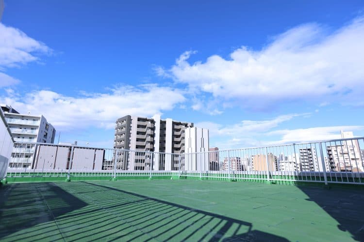 屋上 緑のタイルと空抜け