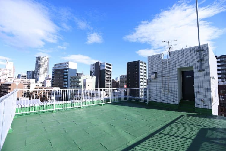 屋上 棟屋側 ビル群を背景に